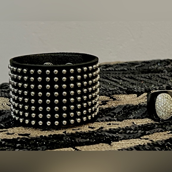 Leather cuff in black with silver studs - Picture 3 of 3